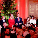 15. desember: Kronprinsparet er til stede når Kongen og Dronningen for første gang inviterte til julekonsert på Det kongelige slott. Konserten ble arrangert i samarbeid med Kronprinsparets humanitære fond (Foto: Stian Lysberg Solum / Scanpix)